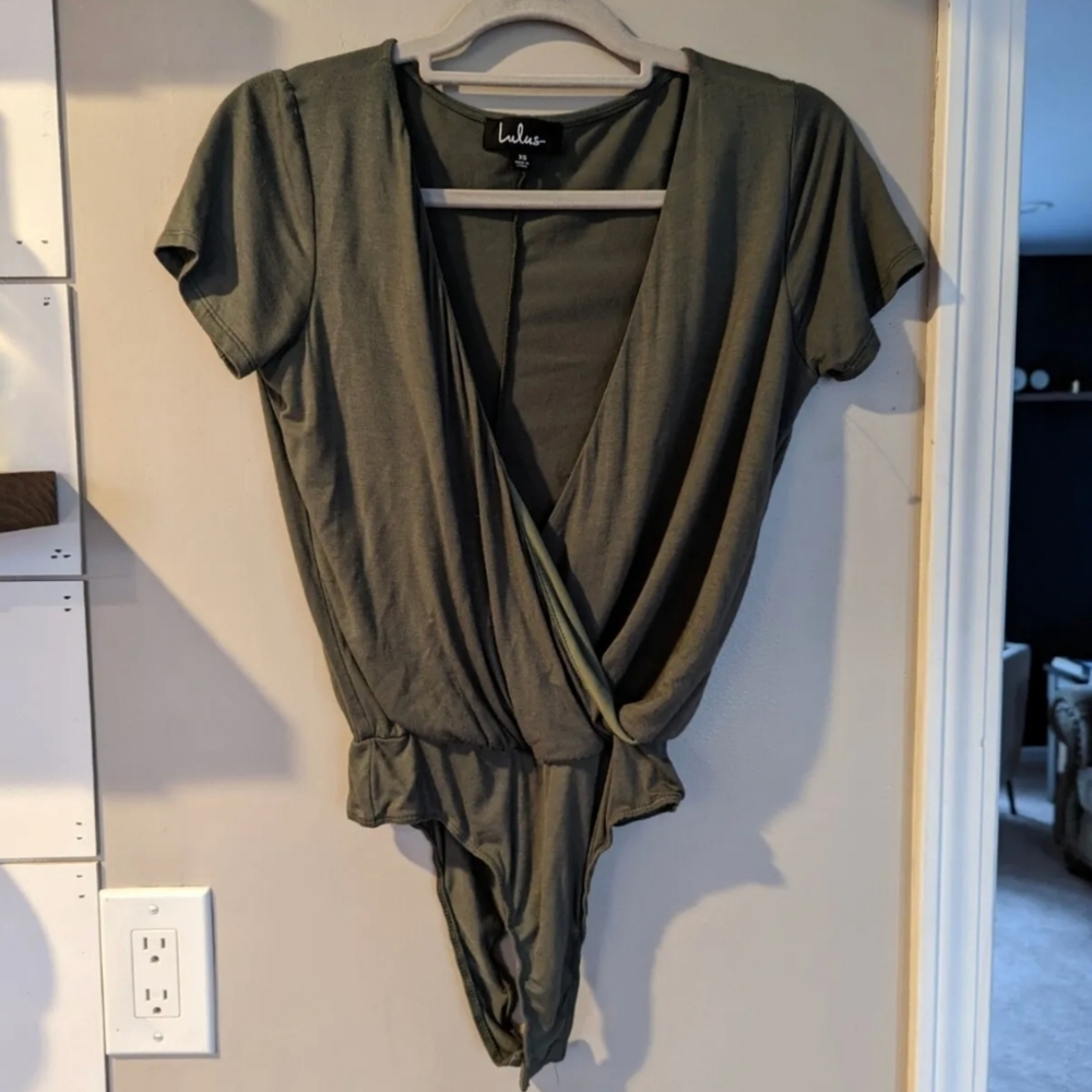 Lulu’s Bodysuit Faux Wrap Body Suit Short Sleeves Snap Close Green Size XS